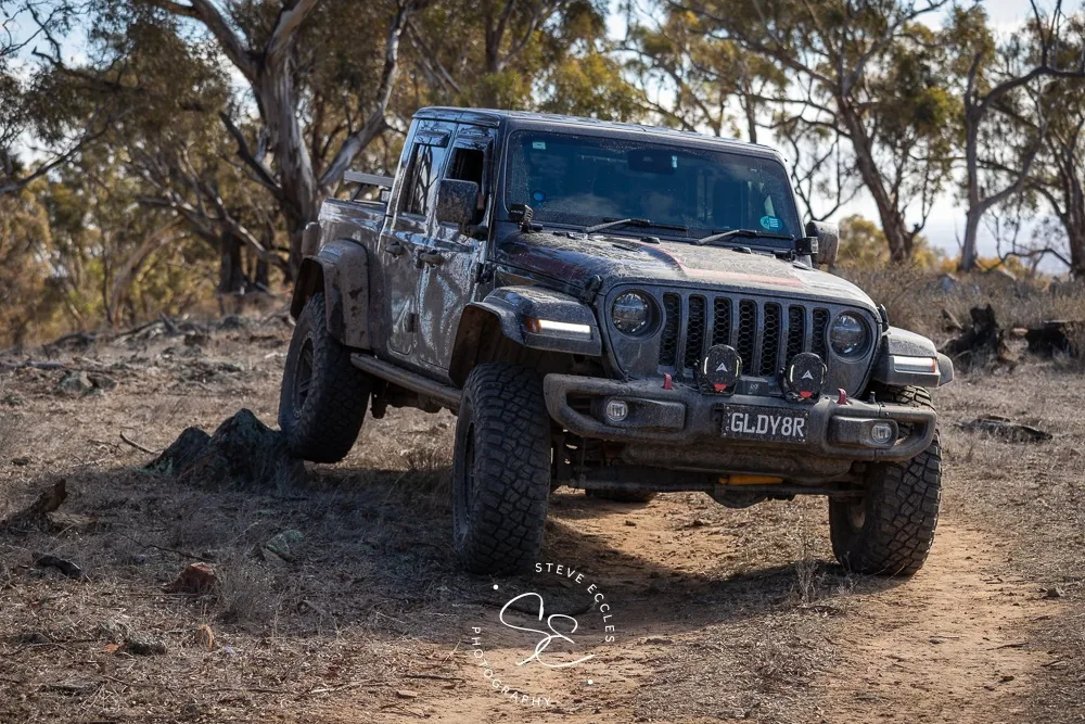 Jeep Gladiator on dry dirt track